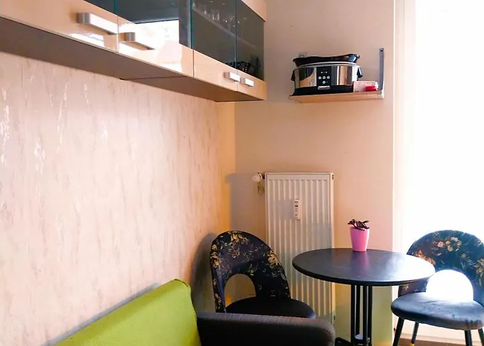 Parking Free One Room With Netflix In Shared Flat With A Woman In Next Room And Shared Bathroom And Kitchen No Invoice