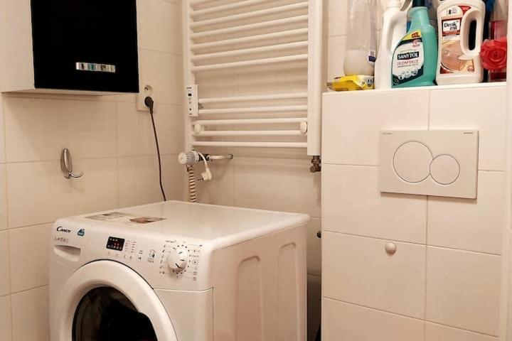 Ubytovanie v rodine Parking Free One With Netflix In Shared Flat With A Woman In Next And Shared Bathroom And Kitchen No Invoice Prague