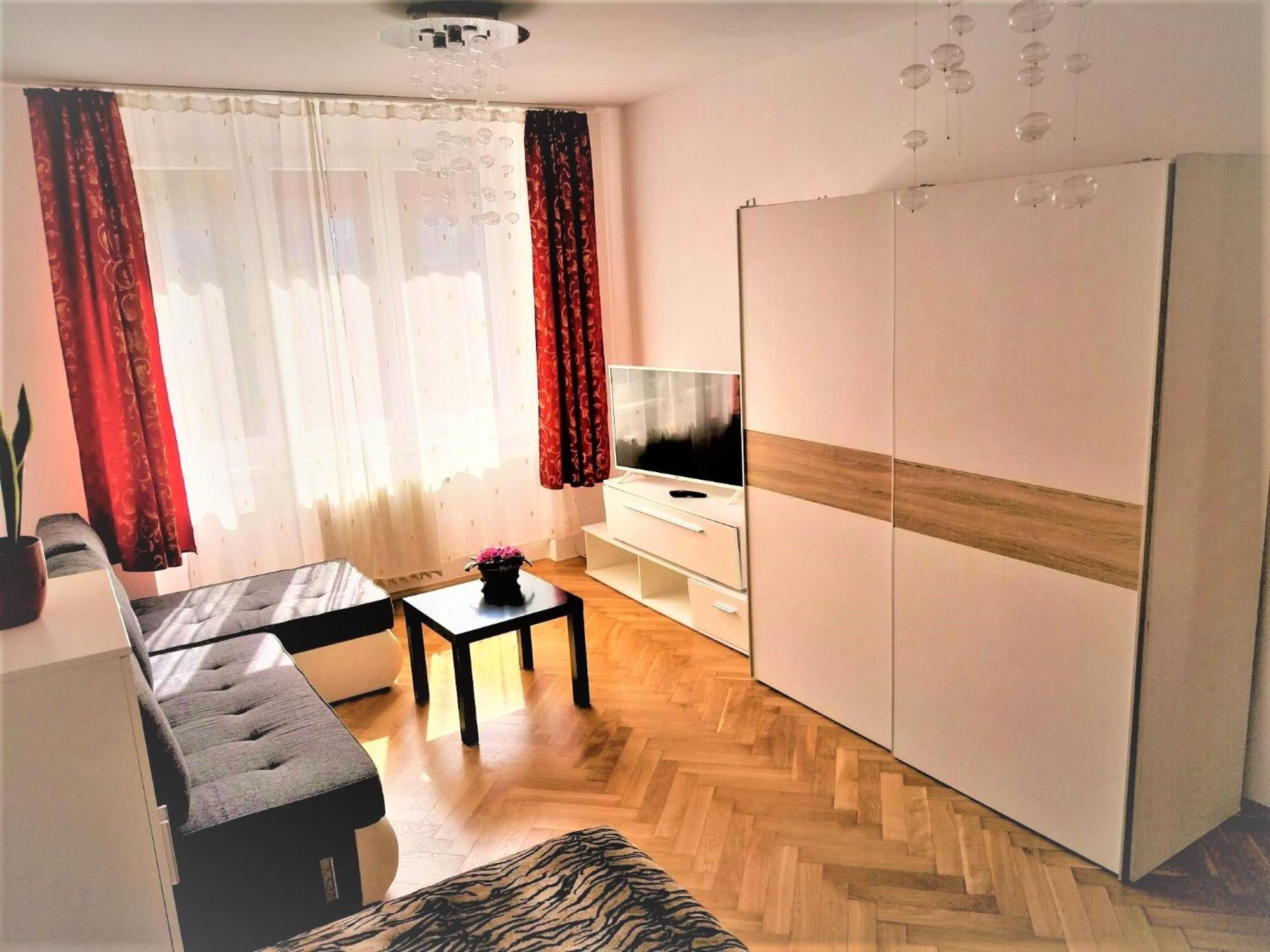 Ubytovanie v rodine Parking Free One With Netflix In Shared Flat With A Woman In Next And Shared Bathroom And Kitchen No Invoice *